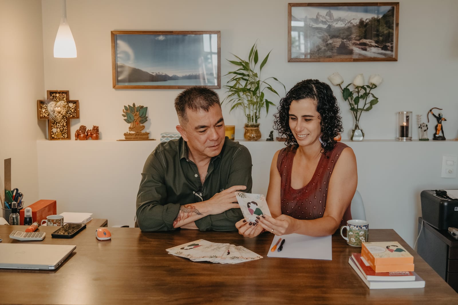 Alex Possato e Lu Cerqueira com o baralho de cartas