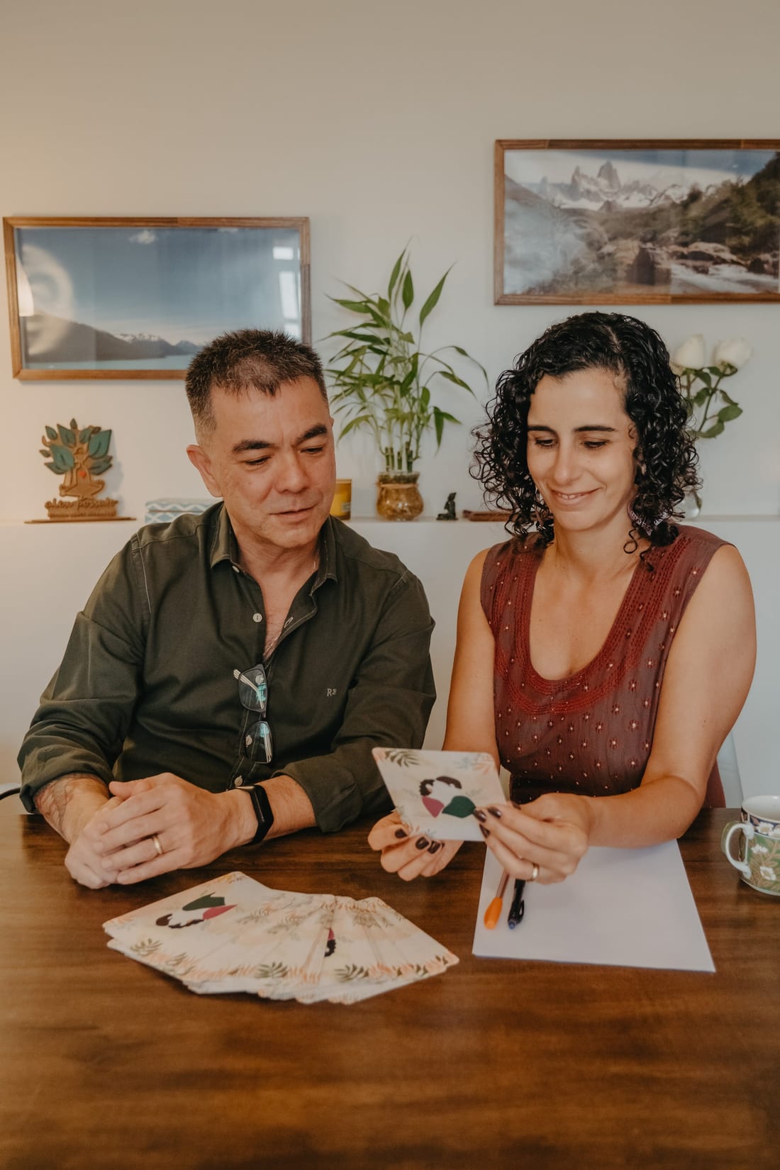 Alex Possato e Lu Cerqueira com as cartas Saberes Sistêmicos na Vida Amorosa
