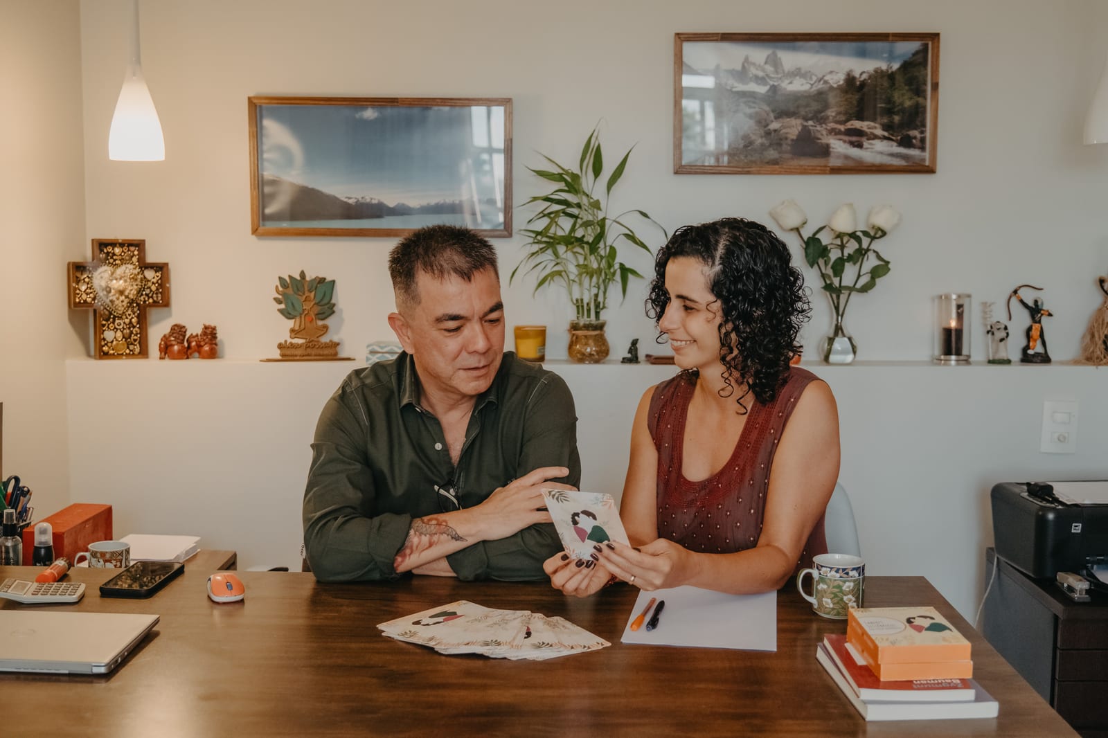 Alex Possato e Lu Cerqueira juntos, em um atendimento com cartas